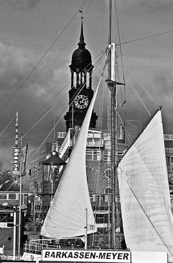 hamburg_schwarzweiss_192 Hamburg | Hafengeburtstag | Hamburger Hafen, St. Michaelis, Michel, Segel, Segelmast, Hamburg Bilder in schwarzweiss, schwarz-weiss