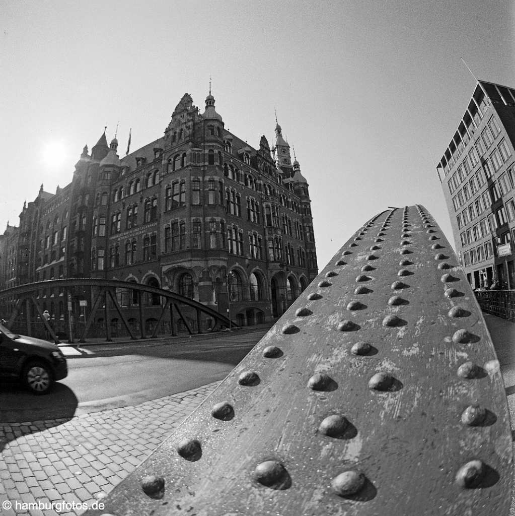 hamburg_schwarzweiss_193 Hamburg | Speicherstadt, Bei St. Annen, HHLA-Zentrale, historische Brücke, Fisheye-Fotografie