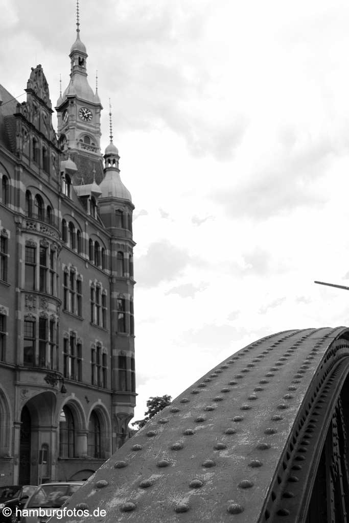 hamburg_schwarzweiss_198 Hamburg | HHLA-Zentrale mit Stahlbrücke