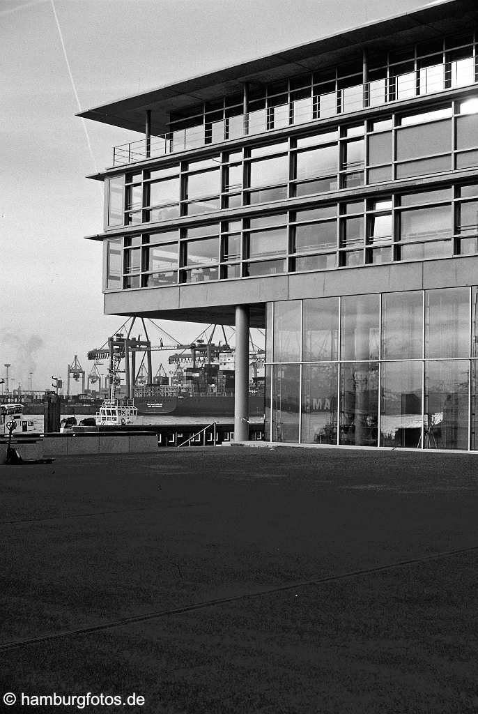 hamburg_schwarzweiss_199 Moderne Architektur in Hamburg, Neumuehlen. Ein Bau der so genannten Perlenkette.