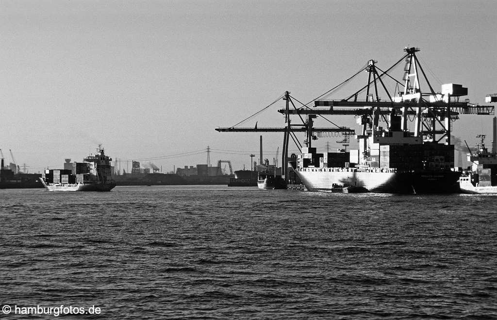 hamburg_schwarzweiss_200 Skyline von Hamburg: der Hamburger Hafen mit Containerterminal Toller Ort im Sonnenaufgang