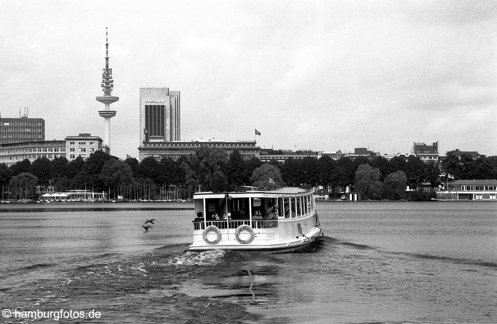 hamburg_schwarzweiss_201 Skyline von Hamburg: Alsterschiff auf der Aussenalster., Hamburg Bilder in schwarzweiss, schwarz-weiss