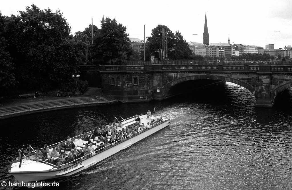 hamburg_schwarzweiss_202 Skyline von Hamburg: das Alstercabrio faehrt unter der Lambardsbruecke durch., Hamburg Bilder in schwarzweiss, schwarz-weiss