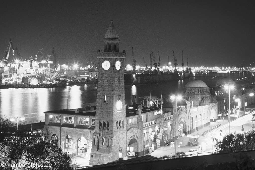 hamburg_schwarzweiss_204 Docks, Werften und die Landungsbrücken bei Nacht