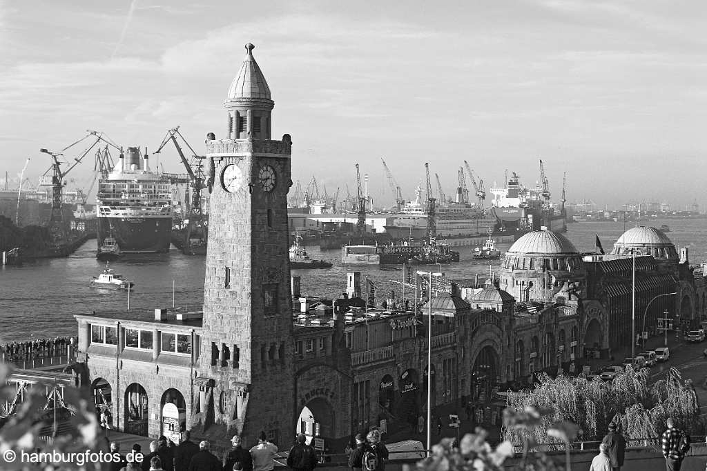 hamburg_schwarzweiss_206 Hamburg | Hamburger Hafen, Kreuzfahrtschiff Queen Mary 2 bei Blohm+Voss, Luxusliner, Werft, Morgenrot