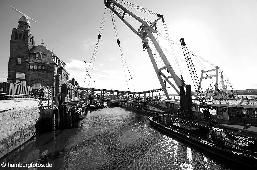 hamburg_schwarzweiss_209 Schwimmkran bei den Landungsbrücken