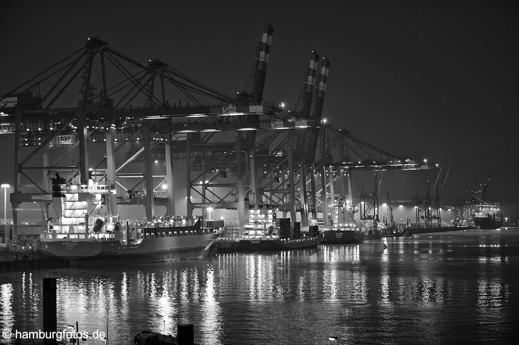 hamburg_schwarzweiss_212 Hamburger Hafen bei Nacht, erleutete Schiffe am Containerterminal Eurogate. Lichter der Containerterminals spiegeln sich im Hafenbecken.