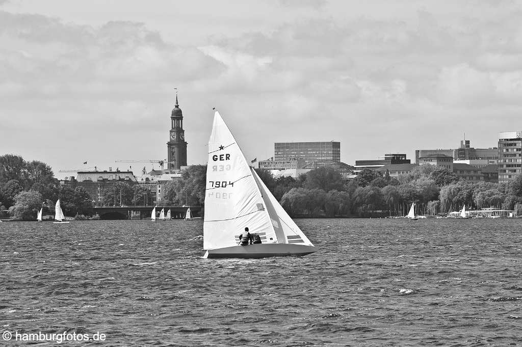 hamburg_schwarzweiss_217 Segelboot auf der Alster, hinten der Michel