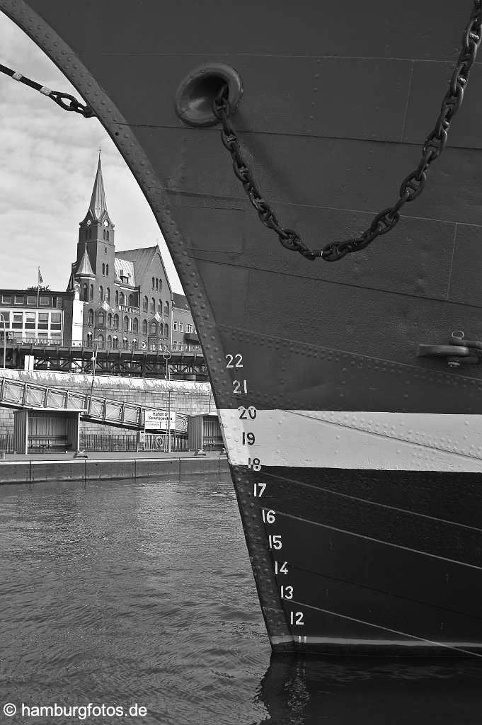 hamburg_schwarzweiss_223 Bug Rickmer Rickmers, Hamburg Hafentor, Gustaf-Adolfs-Kirche