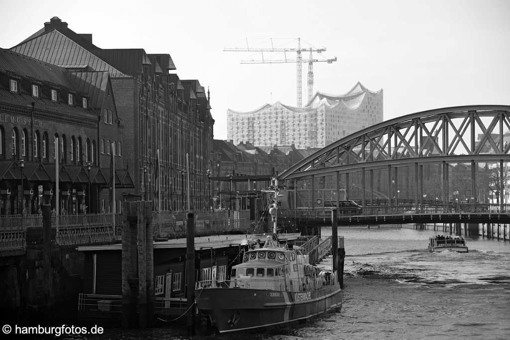 hamburg_schwarzweiss_227 hamburg Zollkanal, hinten Elbphilharmonie