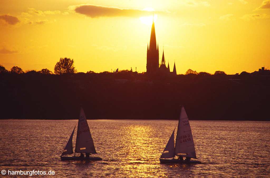 id100956 Skyline von Hamburg: mit Segelbooten im Sonnenuntergang