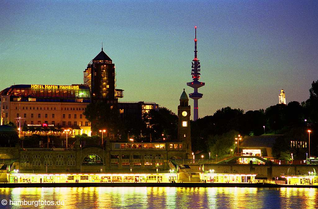 id100974 Skyline von Hamburg: die Landungsbruecken bei Nacht mit Hotel Hafen Hamburg.