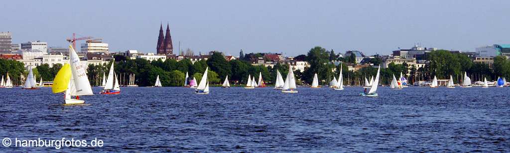 id10181 Die Alster mit Segelbooten und Blick auf St. Georg