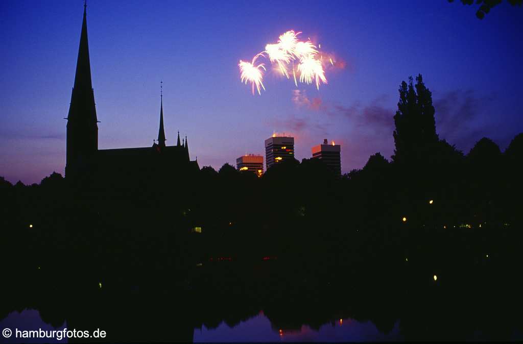 id10398 Hamburg Uhlenhorst, Feuerwek auf dem Mundsburg-Tower, St. Gertrud und Kuhmuehlenteich