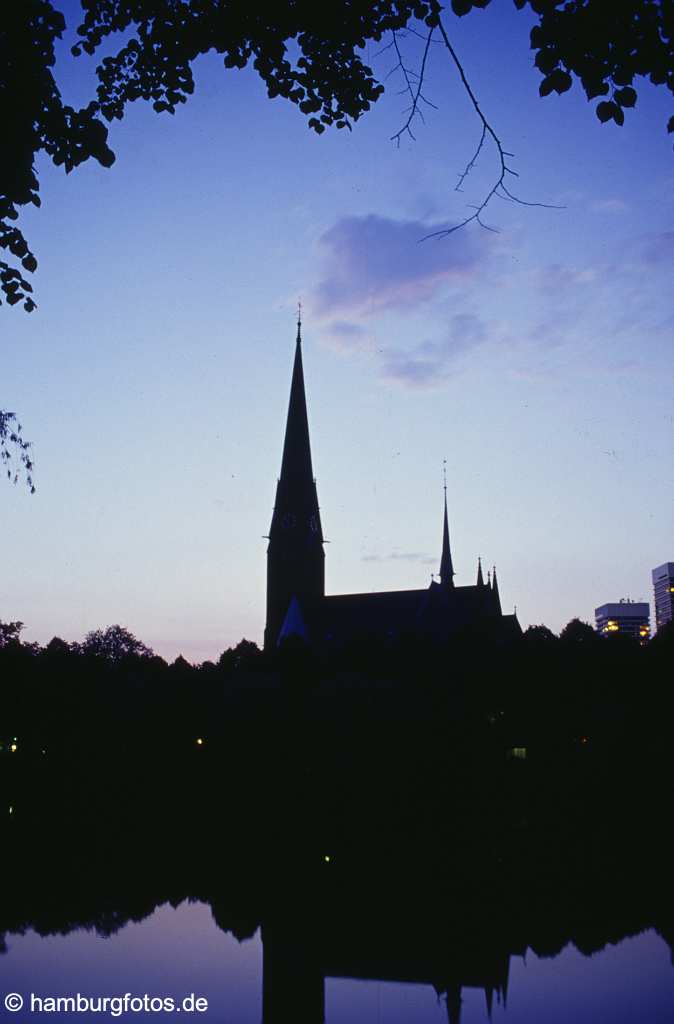 id10399 Hamburg Uhlenhorst, Mundsburg-Tower, St. Gertrud und Kuhmuehlenteich