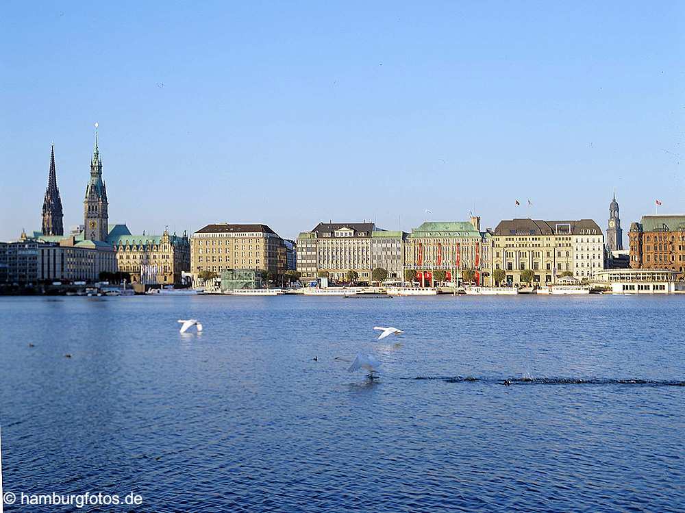 id109376 Hamburg | Skyline 2006 Binnenalster, fliegende Schwaene, Hamburg, Hamburger, hanseatisch, Alster, MF, Mittelformat, Jungfernstieg, Rathaus, Mahnmal, St. Nikolai, See, lake