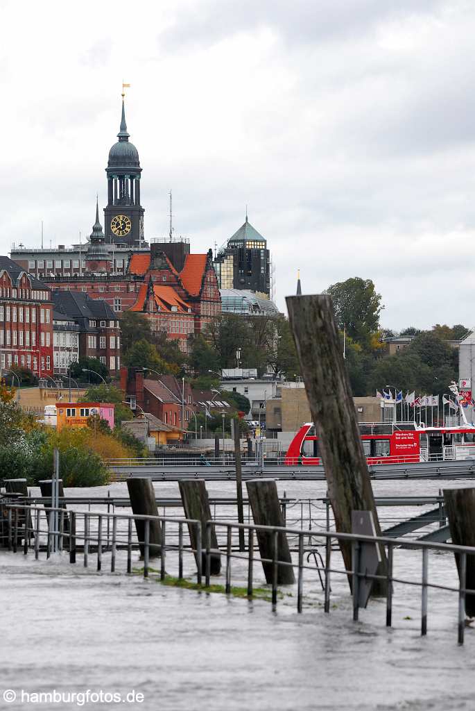 id109392 Hamburg | Sturmflut am 01.11.2006 - Altona Fischmarkt Blick auf St. Michaelis