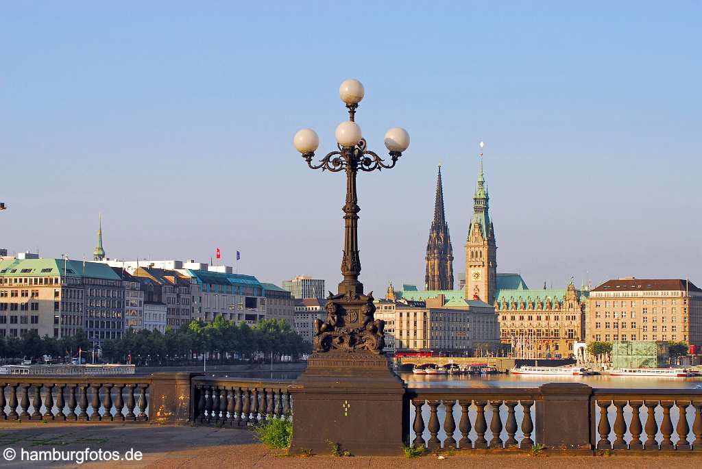 id111743 Hansestadt Hamburg | Kandelaber auf der Kennedybruecke mit Europa Passage, Hamburger Rathaus