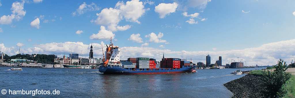 id112258p Hafenmetropole Hamburg | 08/2007 - Die Hamburger Skyline aus suedlicher Sicht. Containerschiff auf der Elbe, Binnentankschiff, dahinter Wahrzeichen St. Michaeli