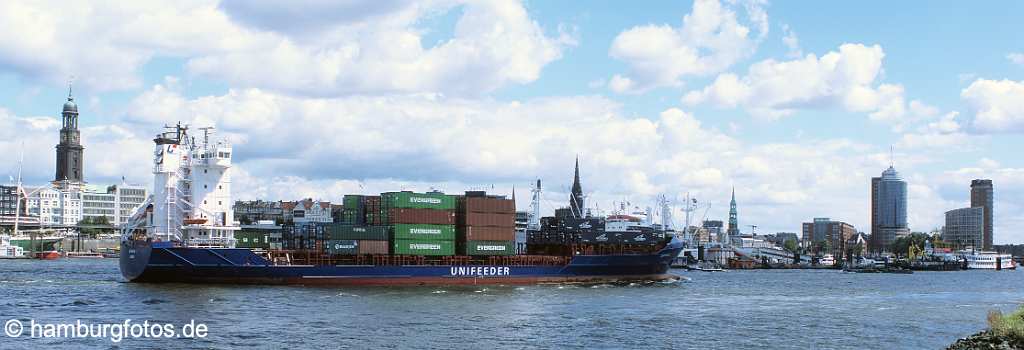 id112270p Hafenmetropole Hamburg | 08/2007 - Die Hamburger Skyline aus suedlicher Sicht. Containerschiff auf der Elbe, dahinter Wahrzeichen St. Michaelis