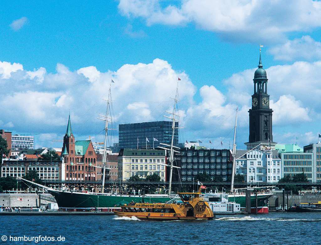 id112287 Hafenmetropole Hamburg | 08/2007 - Die Hamburger Skyline aus suedlicher Sicht. Hafenfaehre auf der Elbe, dahinter Wahrzeichen St. Michaelis