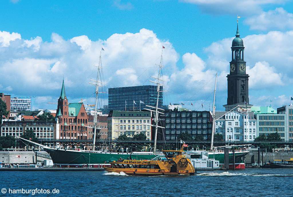 id112287 Hafenmetropole Hamburg | 08/2007 - Die Hamburger Skyline aus suedlicher Sicht. Hafenfaehre auf der Elbe, dahinter Wahrzeichen St. Michaelis