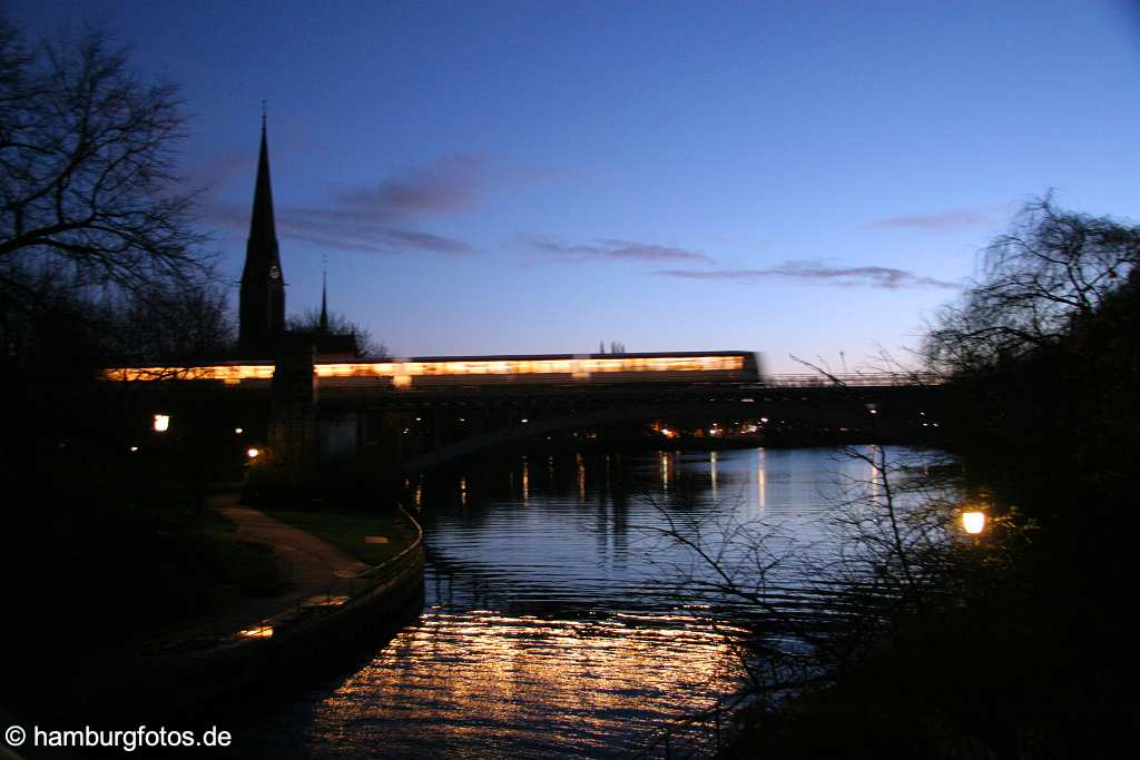 id113452 Uhlenhorst, naechtlich blau Himmel, der U-Bahn der Line U2 faehrt ueber den Hochbahnviadukt des Kuehmuehlenteiches