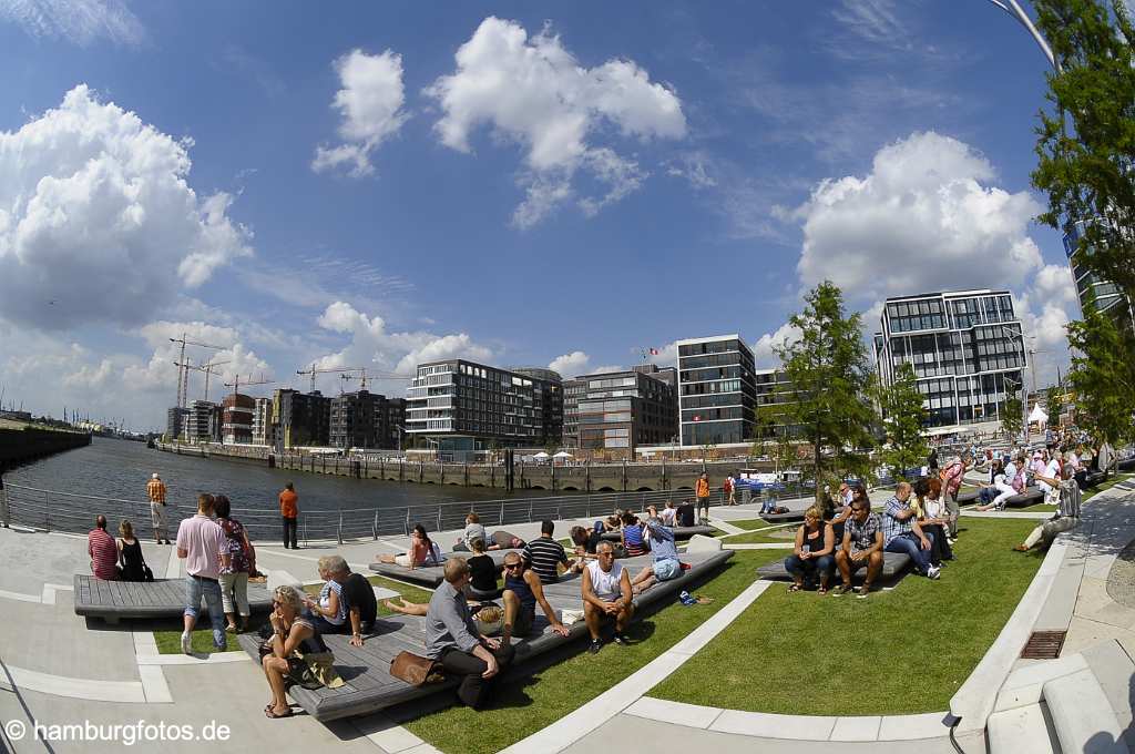 id114545 Hamburg-Hafencity waehrend der Hamburg Cruise Days 2008. Besucher tummeln sich auf den neu angelegten Terrassen.