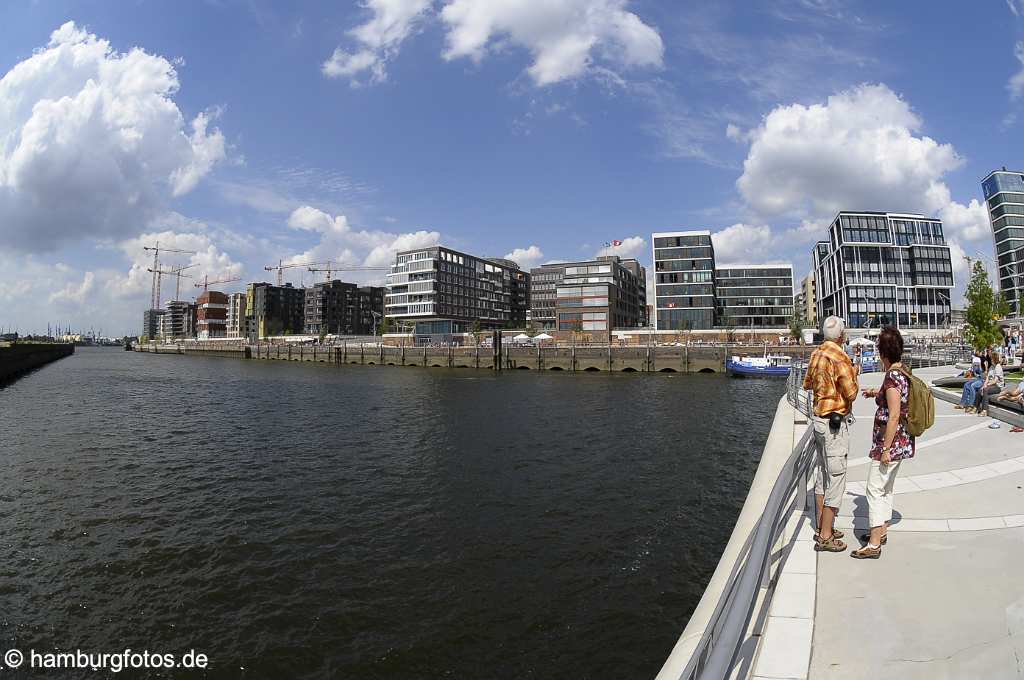 id114546 Hamburg-Hafencity waehrend der Hamburg Cruise Days 2008. Besucher auf den neu angelegten Terrassen. Es ist ein schoener Tag, die Sonne strahlt. Aufnahmen in Fisheye Optik.