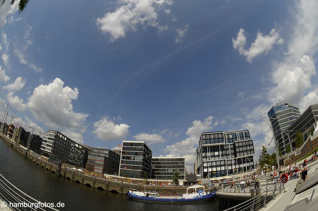 id114547 Hamburg-Hafencity waehrend der Hamburg Cruise Days 2008. Besucher auf den neu angelegten Terrassen. Es ist ein schoener Tag, die Sonne strahlt. Aufnahmen in Fisheye Optik.