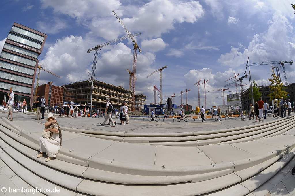 id114548 Hamburg-Hafencity waehrend der Hamburg Cruise Days 2008. Besucher auf den neu angelegten Terrassen. Es ist ein schoener Tag, die Sonne strahlt. Aufnahmen in Fisheye Optik.