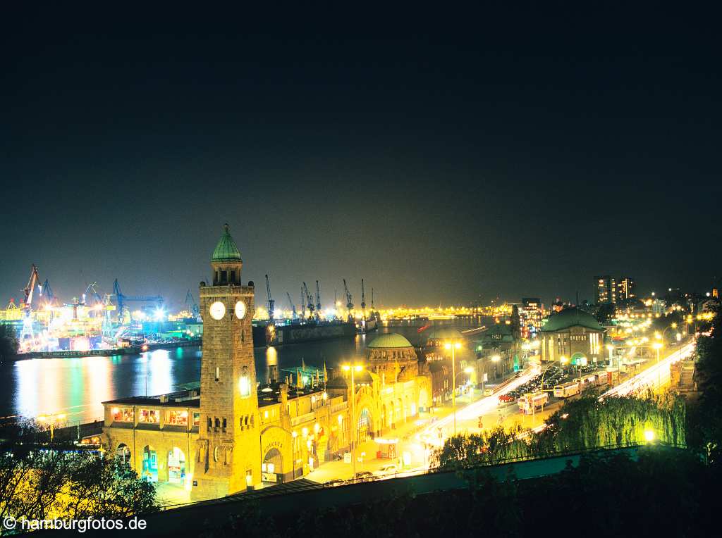 id114550 Hamburger Hafen und Landungsbruecken bei Nacht.