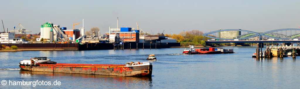 id500277 Skyline aus Sicht von Rothenburgsort, Binnenschiffe und Elbbruecke