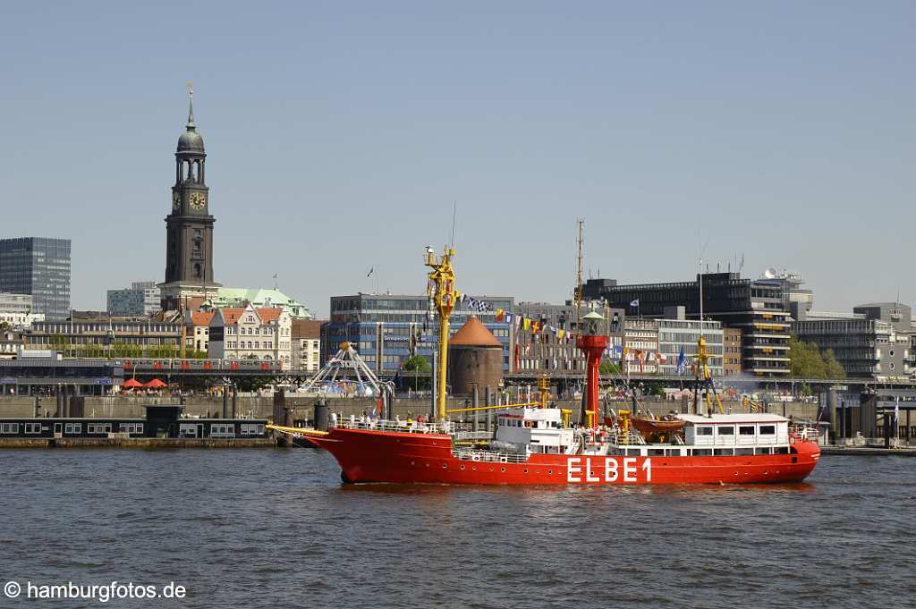 id500572 Feuerschiff ELBE 1 vor Skyline St. Pauli