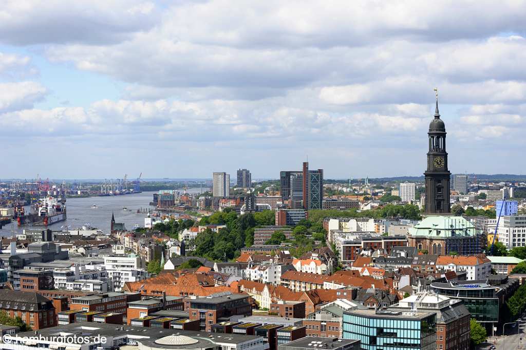 id501156 Skyline Hamburger Hafen und St. Pauli