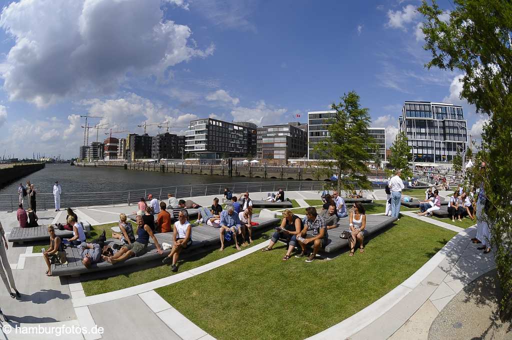 id501772 Hamburg-Hafencity waehrend der Hamburg Cruise Days 2008. Besucher tummeln sich auf den neu angelegten Terrassen. Es ist ein schoener Tag, die Sonne strahlt. Aufnahmen in Fisheye Optik.