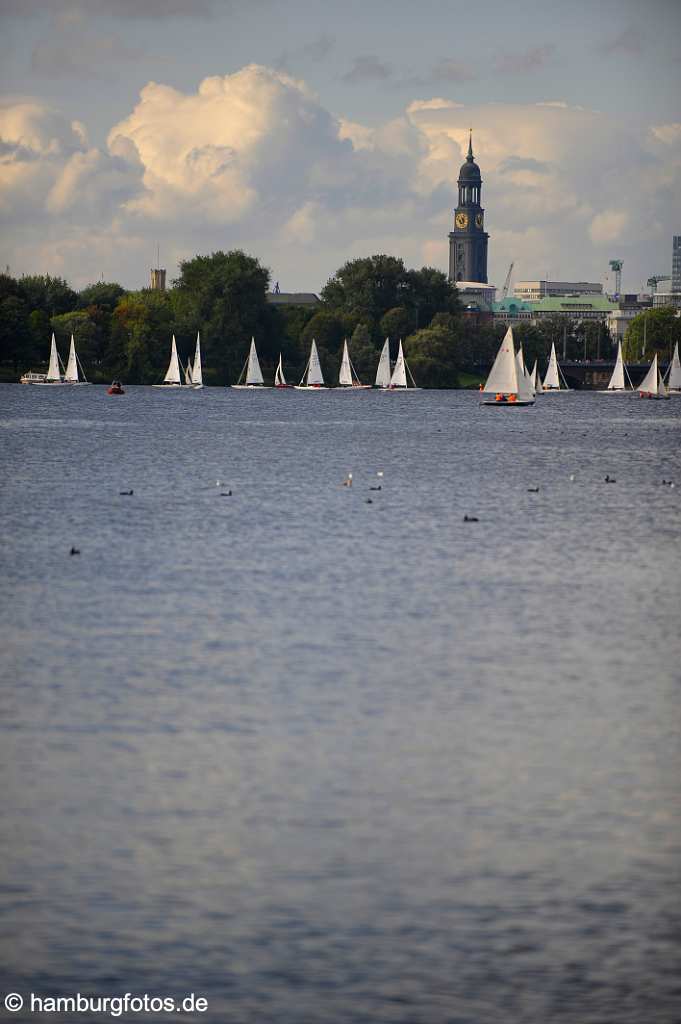 id501907 Skyline der Innenstadt mit der Alster, Segelbooten und St. Michaelis