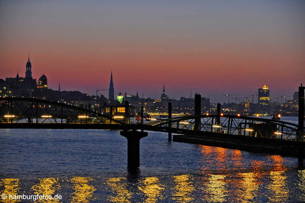 id502311 Die hamburger Innenstadt, St. Pauli und Hafencity im Sonnenaufgang