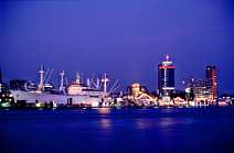id100977 Skyline von Hamburg bei Nacht mit Cap San Diego und Hafencity.