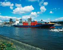 id112254 Skyline St. Pauli Landungsbruecken mit Containerschiff