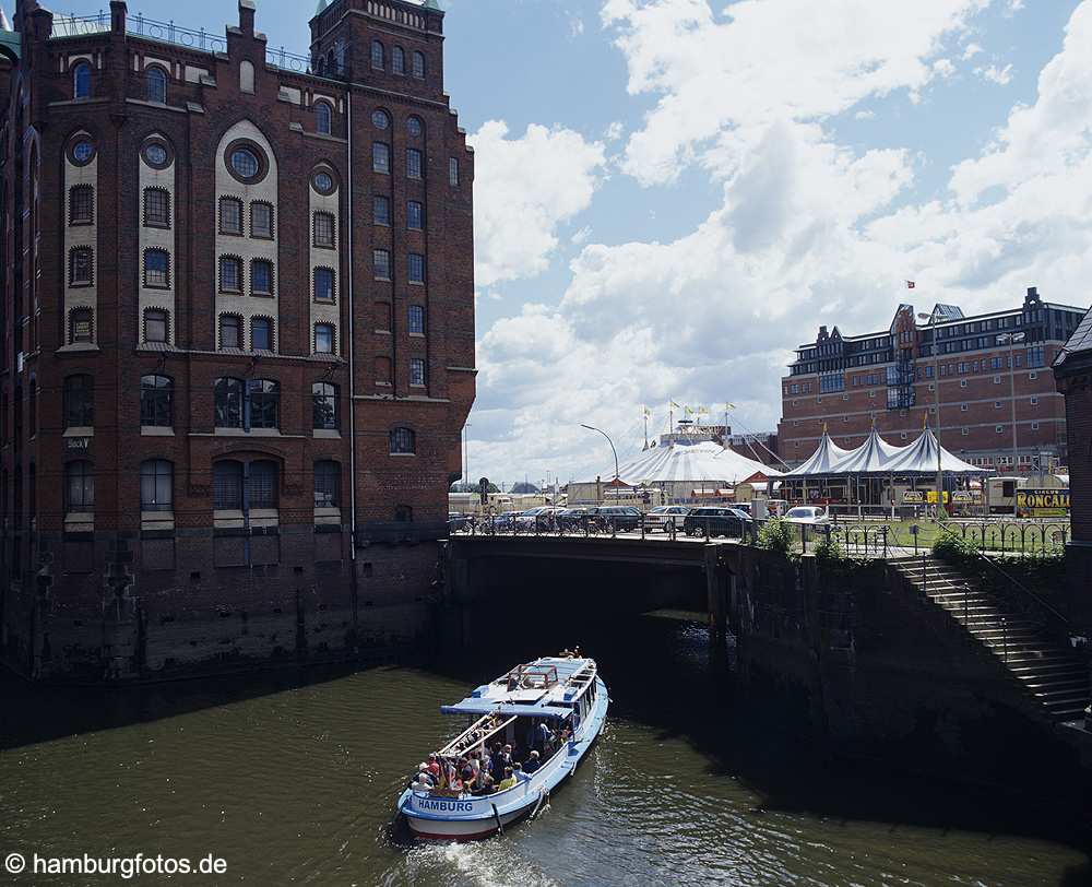 id104477 Hamburg | Hamburg Altstadt (PLZ 20457) | Speicherstadt, Block V, Barkasse im Hollaendischbrookfleet | historische Speicher, Laeger, Fleete