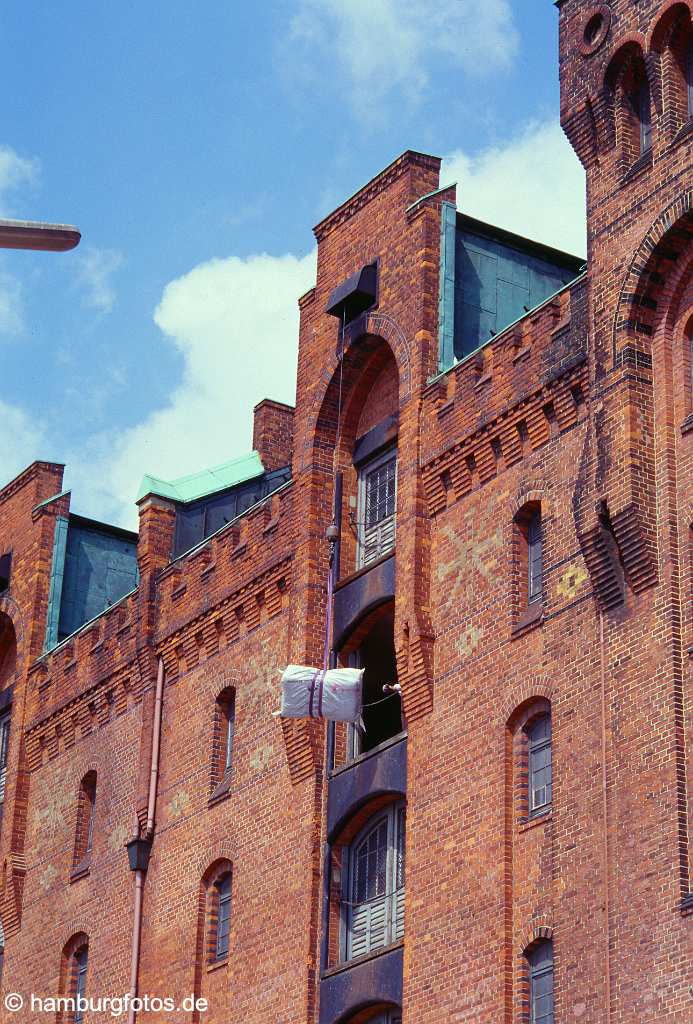 id104781 Hamburg | Hamburg Altstadt (PLZ 20457) | Speicherstadt, Lastenzug, Winde, historische Speicher, Laeger, Fleete