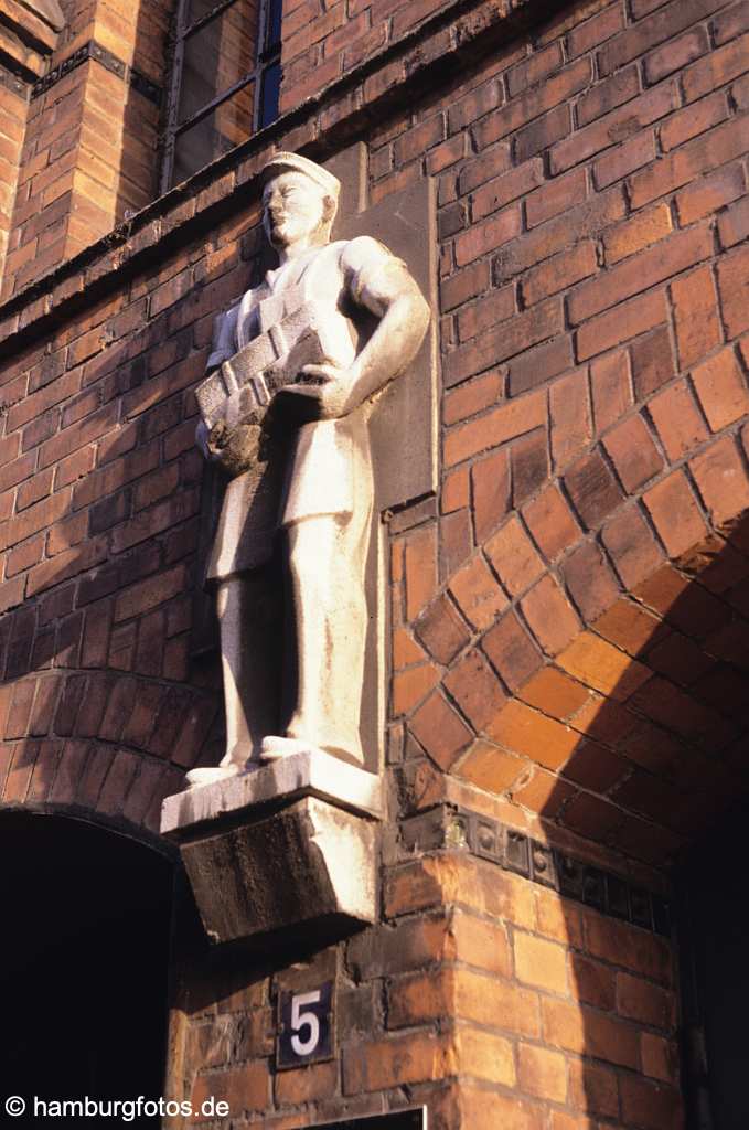 id106716 Hamburg | Historische Hamburger Speicherstadt | Statue