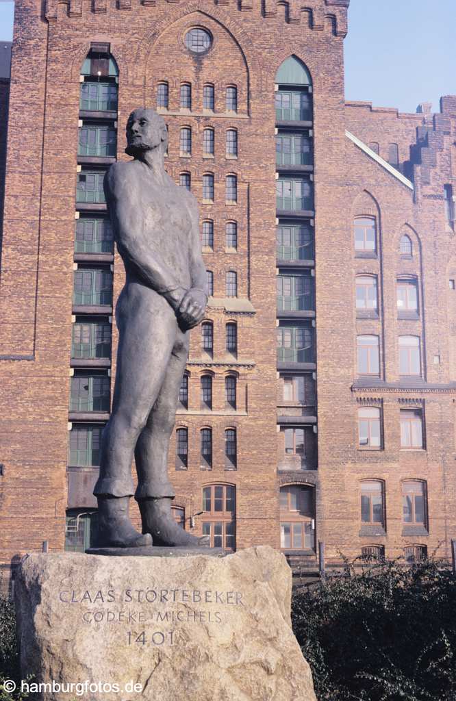 id106718 Hamburg | Historische Hamburger Speicherstadt | Denkmal, Statue von Claas Störtebeker