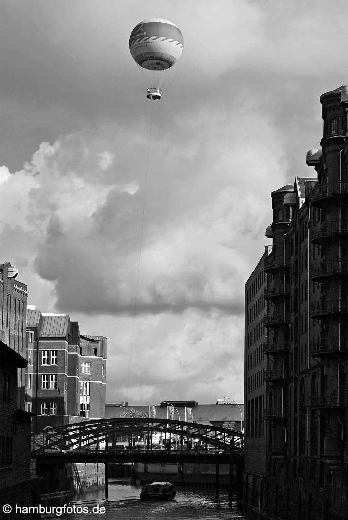 id113307_SW Hamburg historische Speicherstadt mit Fesselballon in schwarzweiß