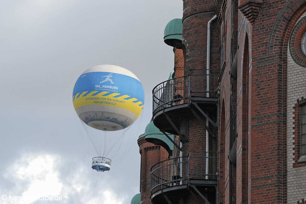 id113308 Hamburg historische Speicherstadt mit Fesselbalon "High-Flyer"