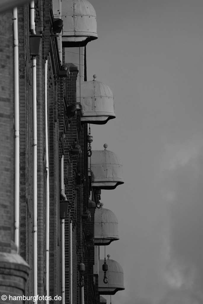 id113309_SW Hamburg historische Speicherstadt mit Lastkranen in schwarzweiß