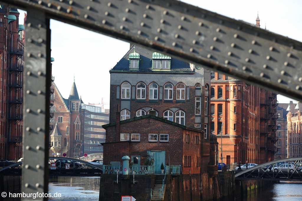 id113444 Die Hamburger Speicherstadt. Blick durch die Wandrahmbruecke auf das so genannte Wasserschloesschen.