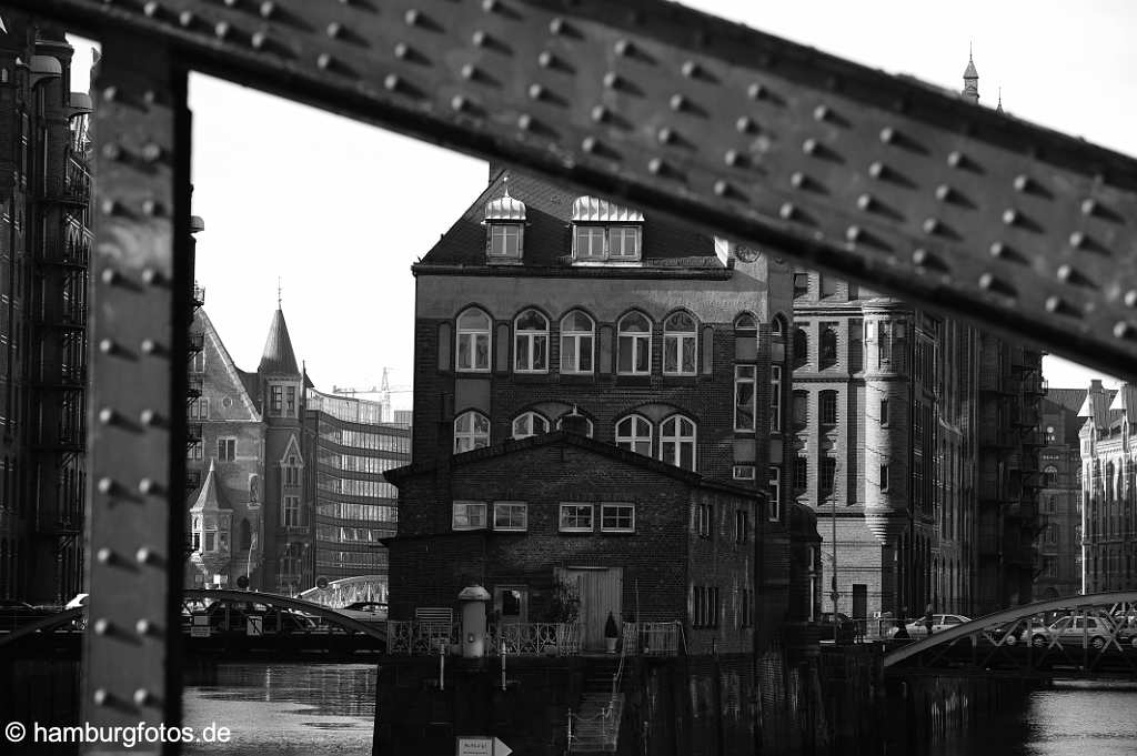 id113444_SW Die Hamburger Speicherstadt. Blick durch die Wandrahmbruecke auf das so genannte Wasserschloesschen in schwarzweiß