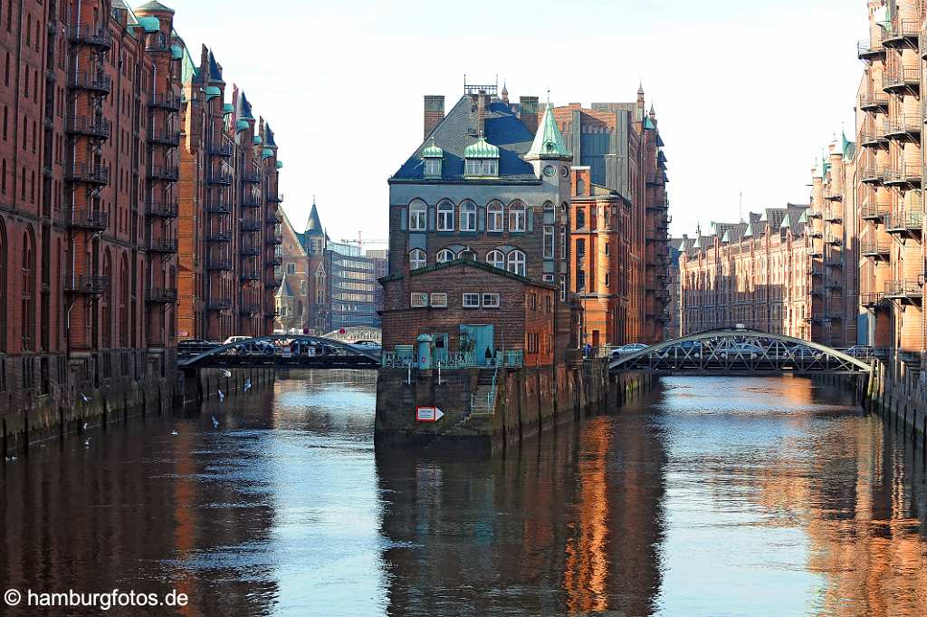 id113447 Die historische Hamburger Speicherstadt mit dem Wasserschlösschen im Wandrahmsfleet